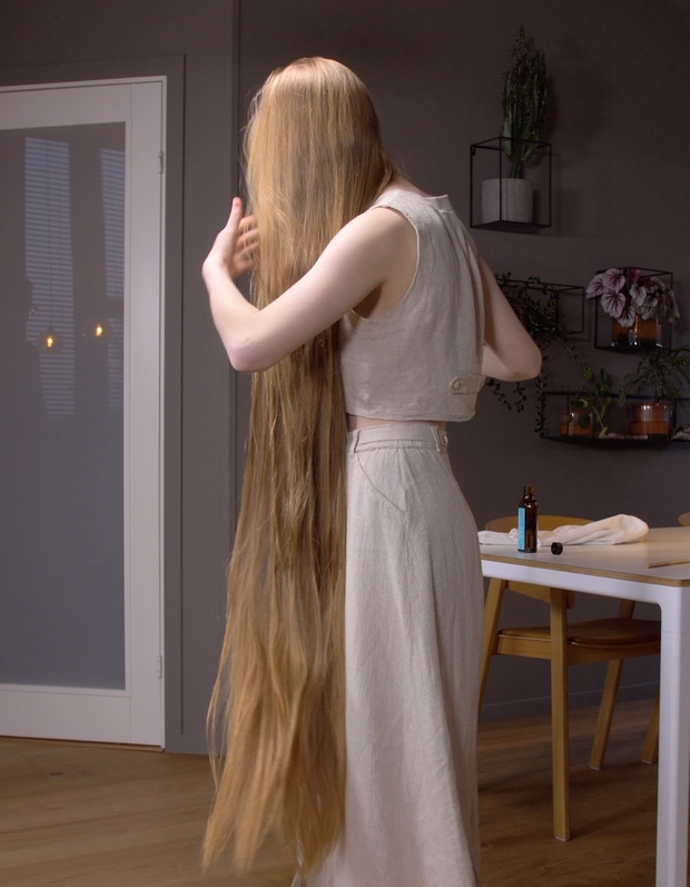 VIDEO - Super long blonde hair oiling and brushing