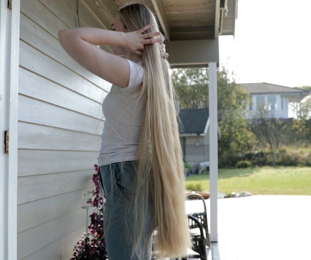 VIDEO - Blonde Rapunzel&#x27;s ultra beautiful hair
