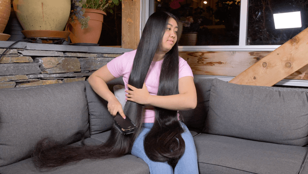 VIDEO - Rapunzel brushing in the sofa
