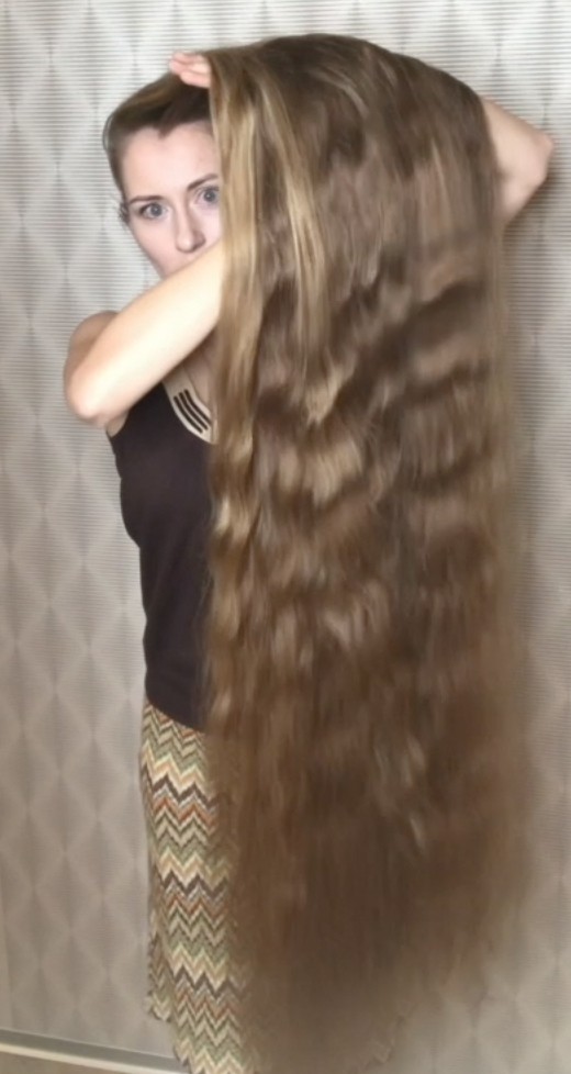 PHONE VIDEO - Katerina&#x27;s hair display