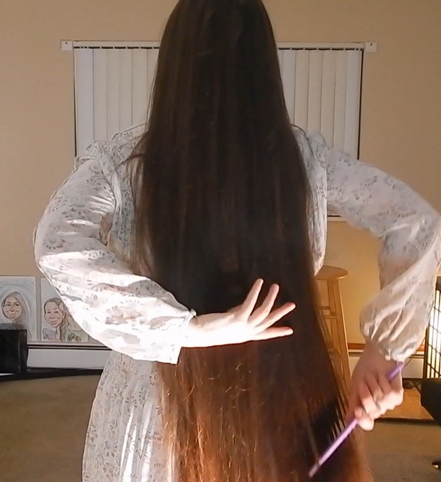 VIDEO - The long haired harpist