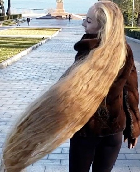 VIDEO - Blonde Rapunzel in the park