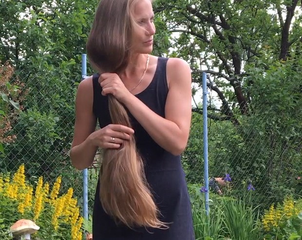 VIDEO - Katarina in her garden
