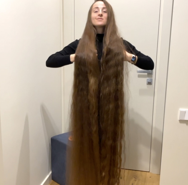 VIDEO - Brushing a pile of hair