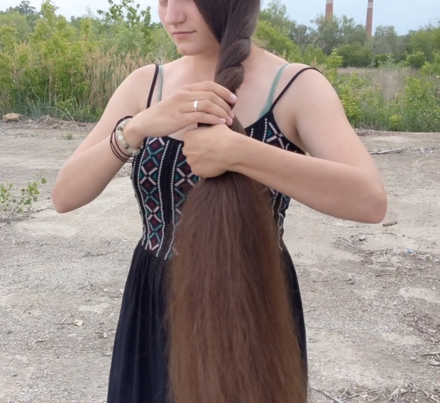 VIDEO - Displaying her massive mane in the wind