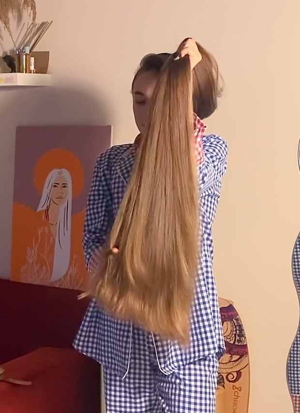VIDEO - Extreme calf length hair in front of her face (part 1)
