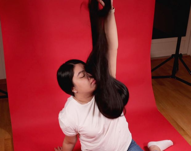VIDEO - Really long black hair on red