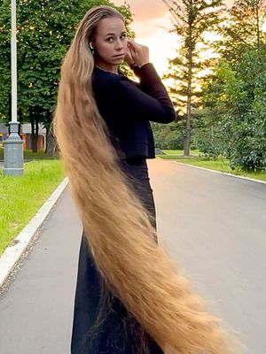 VIDEO - The ankle length hair walks