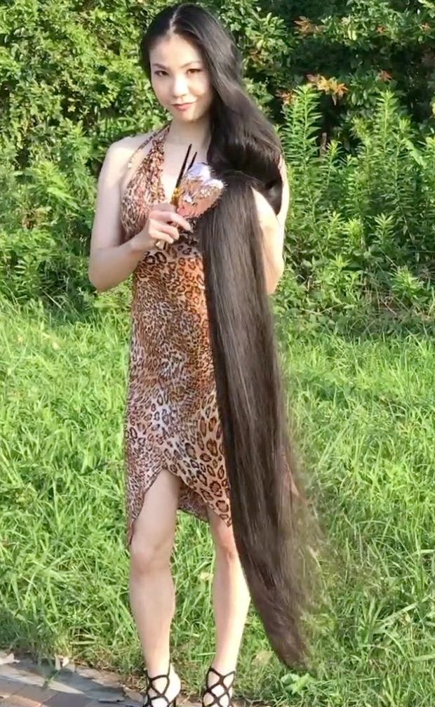 VIDEO - The longest black hair you have ever seen
