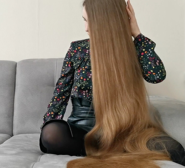 VIDEO - Using floor length hair as a blanket