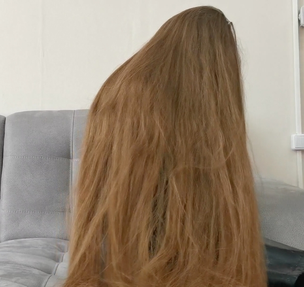 VIDEO - Using floor length hair as a blanket