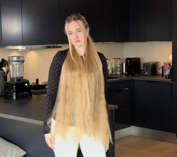 VIDEO - Ponytails and buns display