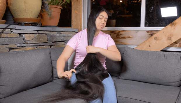 VIDEO - Rapunzel brushing in the sofa