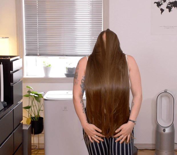VIDEO - Bundrops in front of her face 2