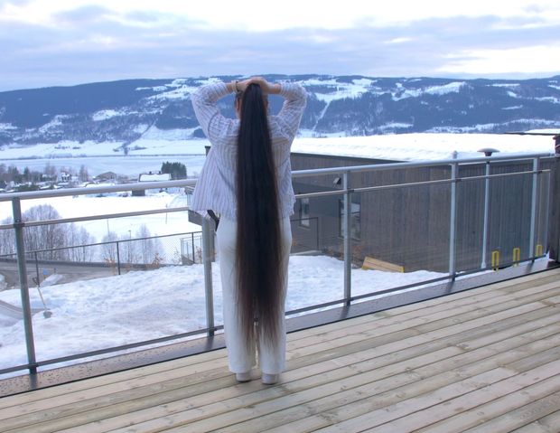 VIDEO - Hair display with a beautiful view