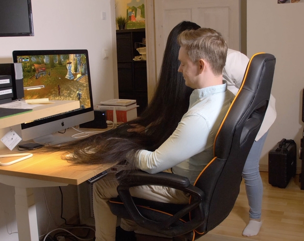 VIDEO - Super long haired gamer