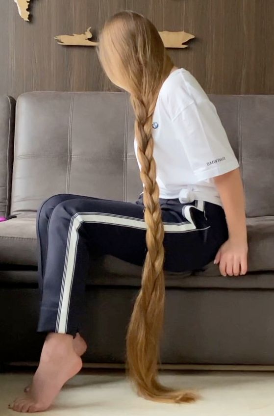 VIDEO - Extreme calf length hair play in sofa