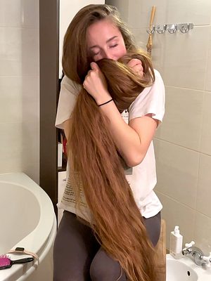 VIDEO - Extreme hair length show in the bathroom