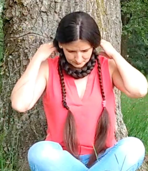 VIDEO - Super long hair by the tree