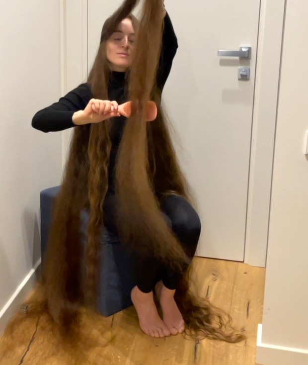 VIDEO - Brushing a pile of hair