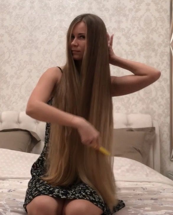 VIDEO - Julia&#x27;s blonde silk in a beautiful room