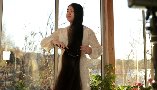 VIDEO - Isabell brushing her very long hair