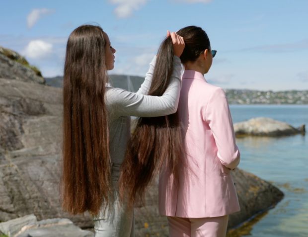 VIDEO - Two sisters by the sea