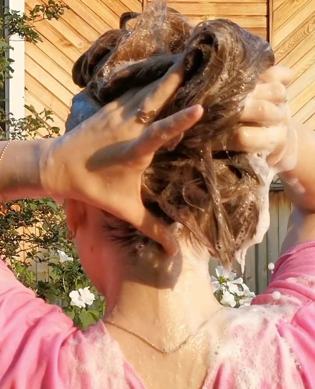 VIDEO - Tons of shampoo for very long blonde hair