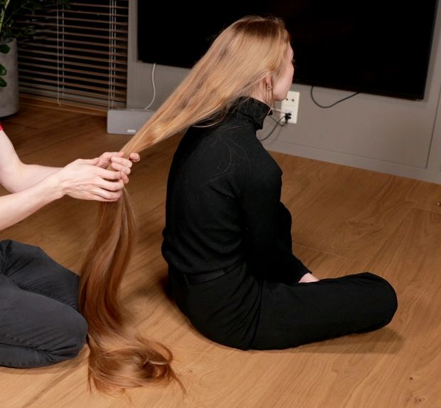 VIDEO - Blonde calf length hair floor show