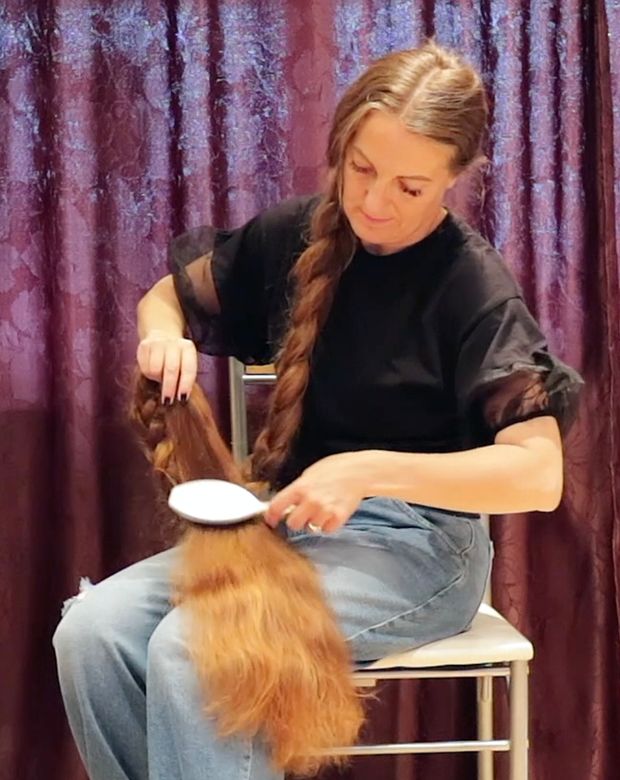 VIDEO - From a massive braid to a very massive mane