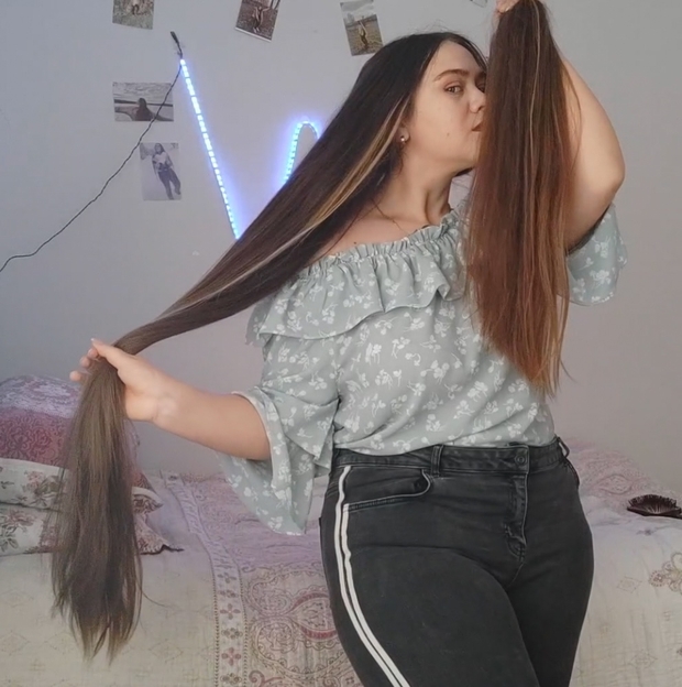 VIDEO - Her daily hair play
