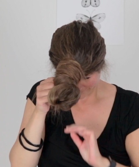 VIDEO - Siri&#x27;s buns on top of her head and in front of her face