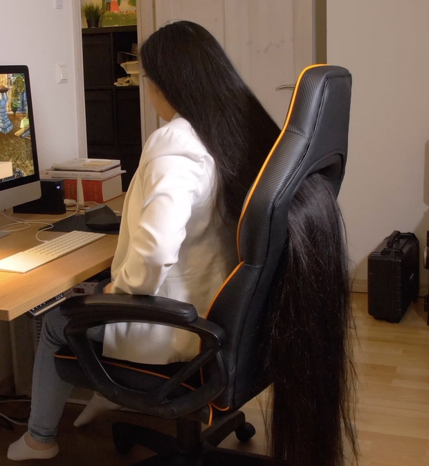 VIDEO - Super long haired gamer