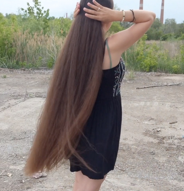 VIDEO - Displaying her massive mane in the wind