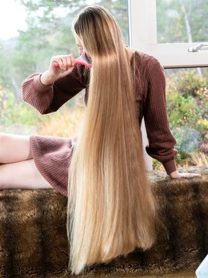PHOTO SET - Harmonious hair brushing by nature photoshoot