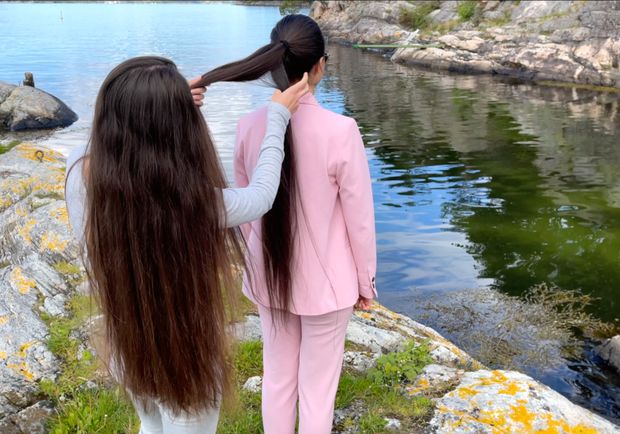 VIDEO - Two sisters by the sea