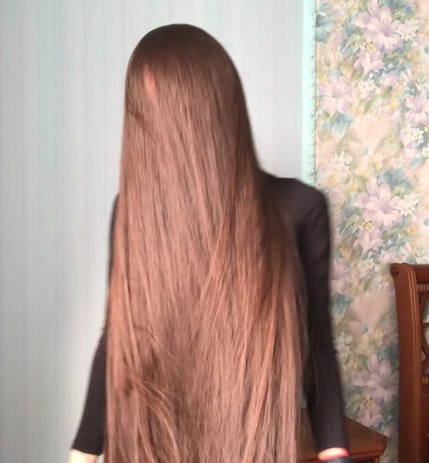 VIDEO - Alina&#x27;s long hair covering and smelling
