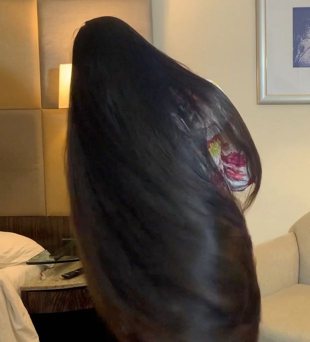 VIDEO - Neha&#x27;s extreme long hair show