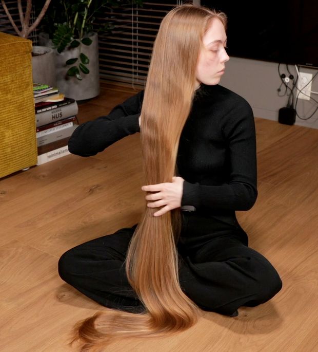 VIDEO - Blonde calf length hair floor show