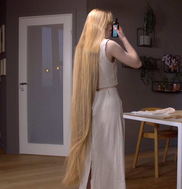VIDEO - Super long blonde hair oiling and brushing
