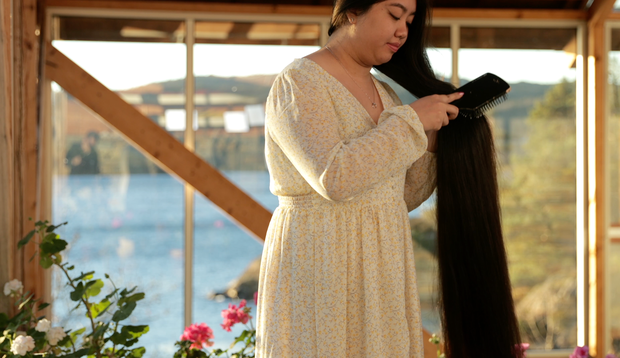 VIDEO - Isabell brushing her very long hair
