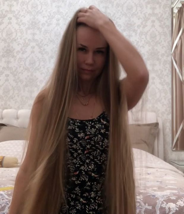 VIDEO - Julia&#x27;s blonde silk in a beautiful room