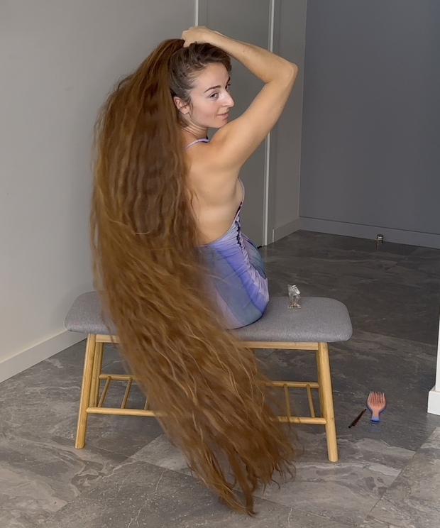 VIDEO - Floor length hair dream