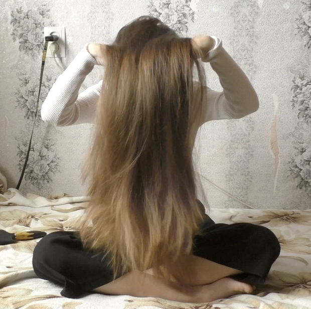 VIDEO - Tanya&#x27;s bundrops in front of her face