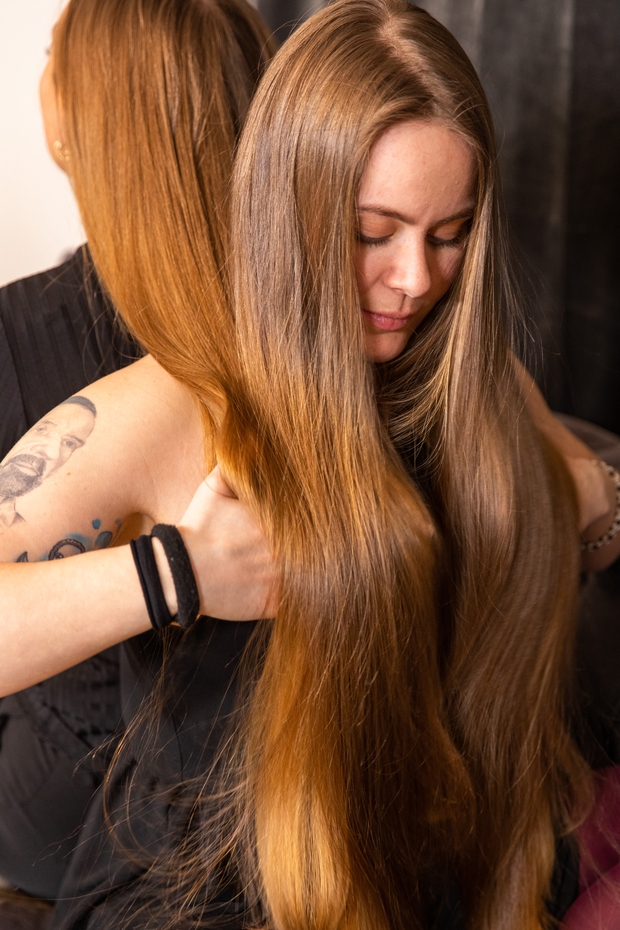 PHOTO SET - Celina&#x27;s hair over Natalie&#x27;s shoulders photoshoot
