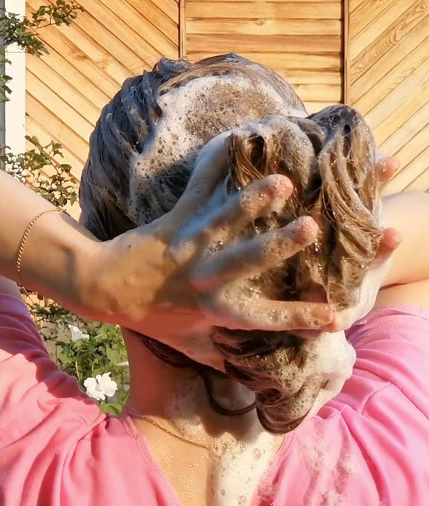 VIDEO - Tons of shampoo for very long blonde hair