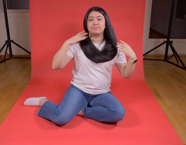 VIDEO - Really long black hair on red