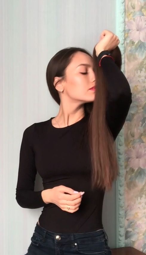 VIDEO - Alina&#x27;s long hair covering and smelling