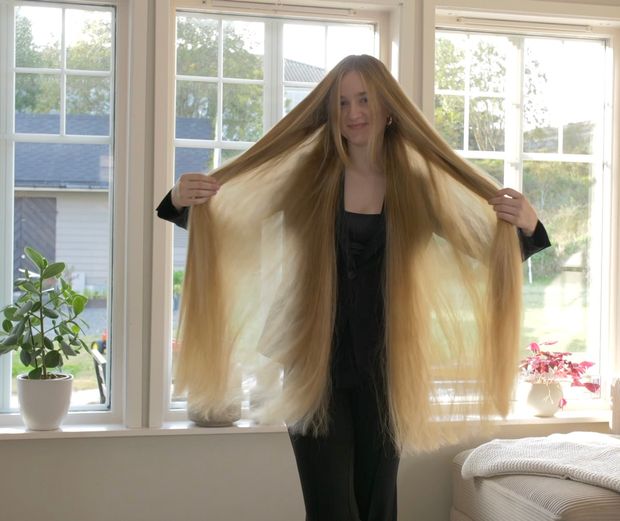 VIDEO - Extremely perfect thigh length hair