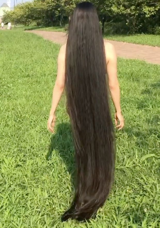 VIDEO - The longest black hair you have ever seen